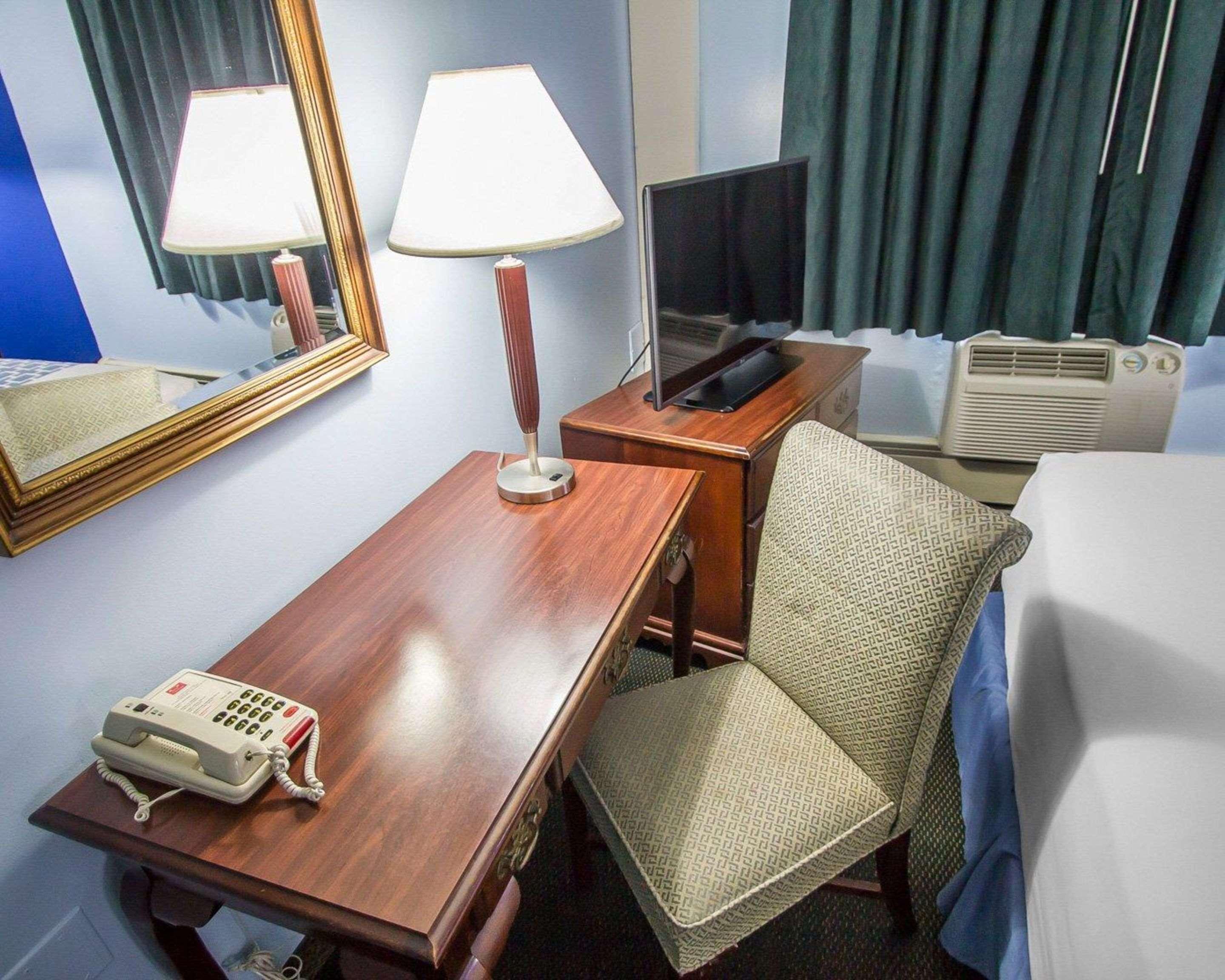 Econo Lodge Inn & Suites Airport Windsor Locks Exteriér fotografie