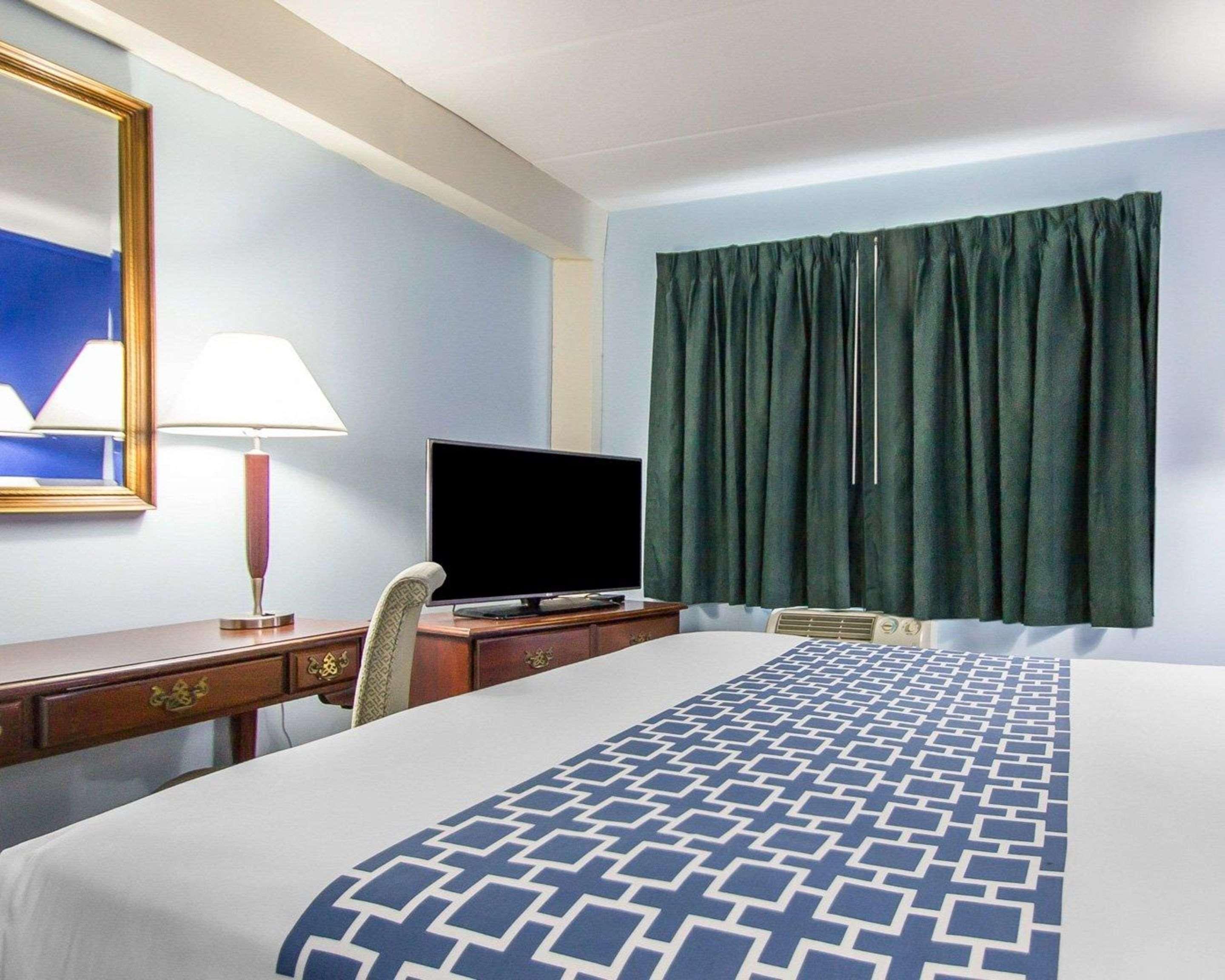 Econo Lodge Inn & Suites Airport Windsor Locks Exteriér fotografie