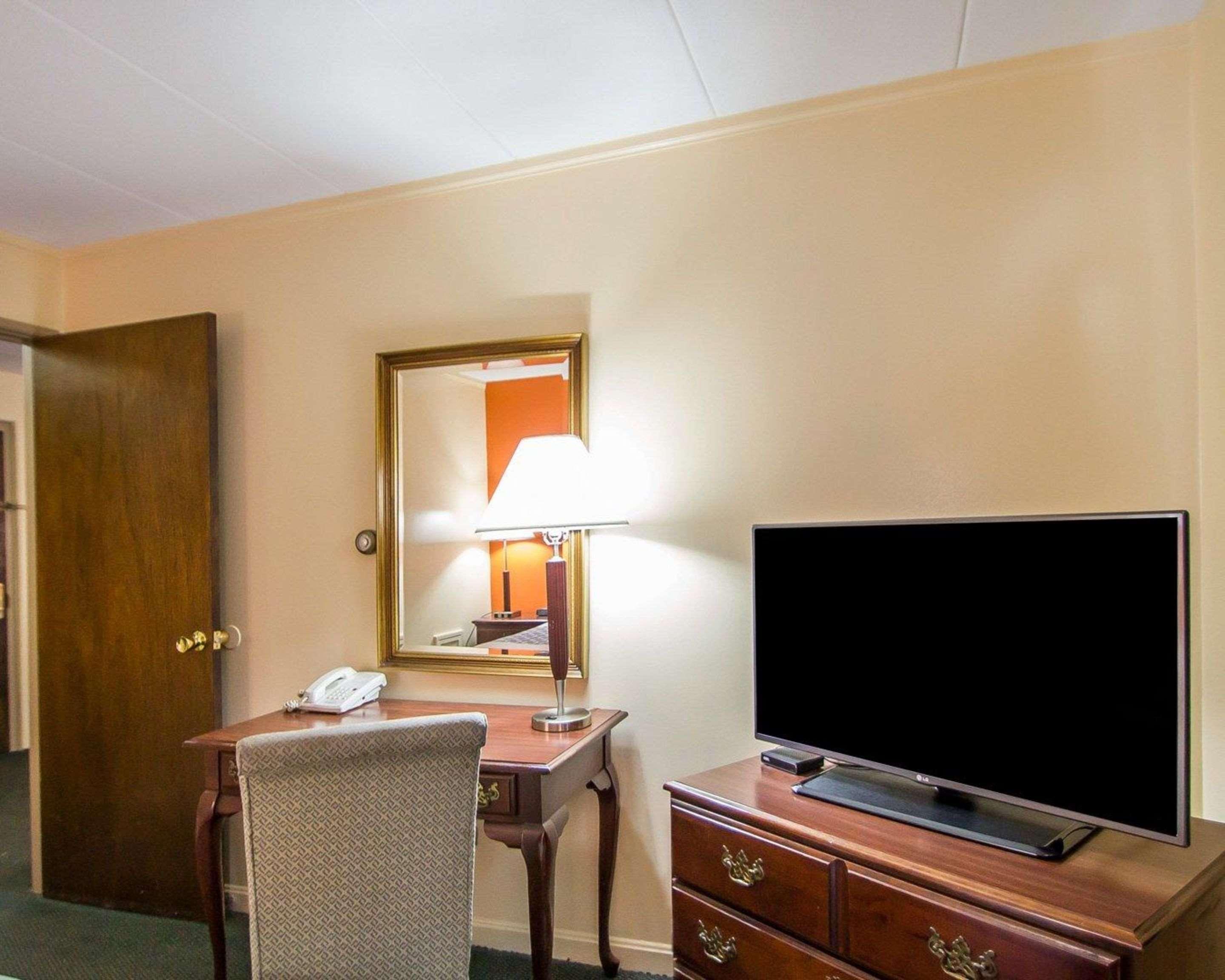 Econo Lodge Inn & Suites Airport Windsor Locks Exteriér fotografie