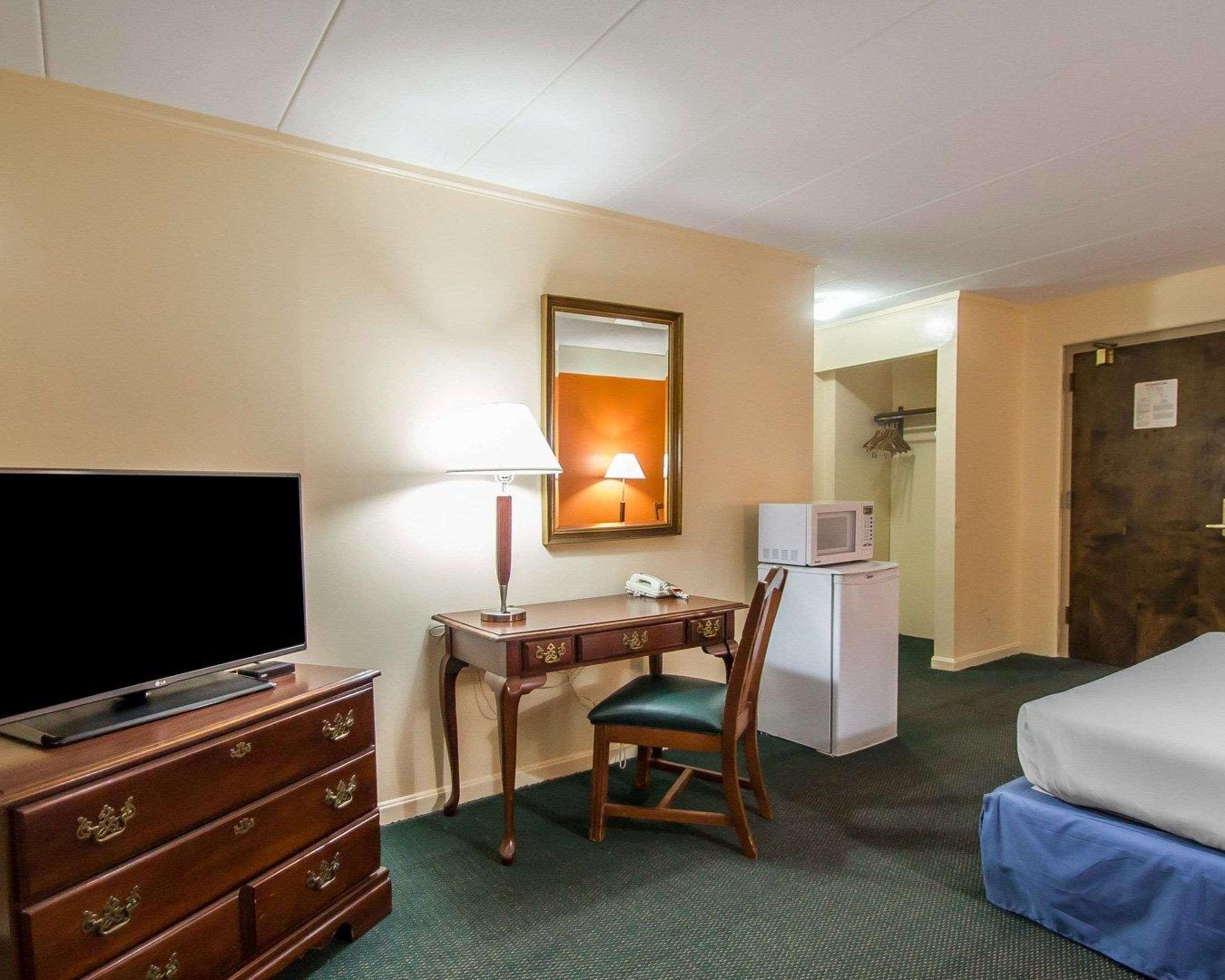 Econo Lodge Inn & Suites Airport Windsor Locks Exteriér fotografie